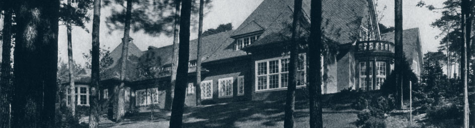 Der Mittelhof. Blick von der Rehwiese durch die Kiefern auf die Veranda und den Wirtschaftsflügel, 1919